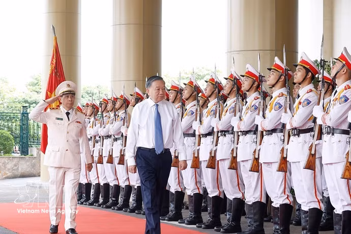 Le secrétaire général et président To Lam passe en revue la garde d'honneur de la Sécurité publique. Photo : VNA