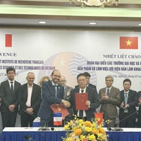 Séance de travail entre l'Académie des sciences et technologies du Vietnam et une délégation d'instituts de recherche nationaux et d'universités de premier plan de France. Photo: VNA