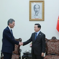 Le vice-PM Tran Hong Ha (droite) et le PDG du groupe francais CMA-CGM. Photo: VNA