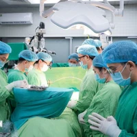 Les médecins réservent une minute de silence en hommage à un donneur d'organes. Photo : VNA