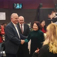 L'ambassadrice du Vietnam en Grèce, Pham Thi Thu Huong et des responsables grecs lors de la cérémonie d'ouverture de la Semaine du film vietnamien. Photo : ambassade du Vietnam en Grèce