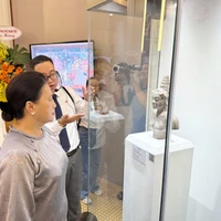 L'ancienne présidente de l'Assemblée nationale, Nguyen Thi Kim Ngan, visite l'exposition thématique. Photo : VNA