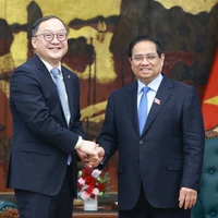 Le Premier ministre Pham Minh Chinh (droite) et Zhou Jiayi, président de PowerChina Asie-Pacifique. Photo: VNA