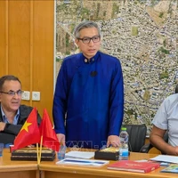 L'ambassadeur du Vietnam en Israël, Ly Duc Trung, lors de la réunion avec le maire de la la ville d'Abou Snan, Seif Mesheleb. Photo: VNA