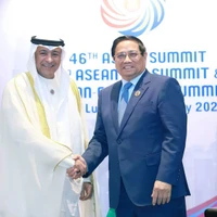 Le Premier ministre Pham Minh Chinh (droite) et le secrétaire général du Conseil de coopération du Golfe (CCG), Jasem Mohamed Al Budaiwi. Photo: VNA