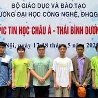 Les six lycéens vietnamiens participant aux Olympiades d’informatique d’Asie-Pacifique 2025 ont été médaillés. Photo: VNA