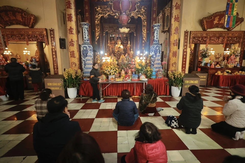 En ces jours de célébration, les fidèles affluent en masse vers les lieux de culte les plus emblématiques de la capitale, tels que la pagode Trân Quôc et la pagode Quan Su. Photo: VNA