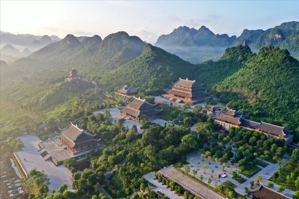 La pagode Tam Chuc, située dans le district de Kim Bang, province septentrionale de Ha Nam, est un grand complexe spirituel au Vietnam. Photo: VNA