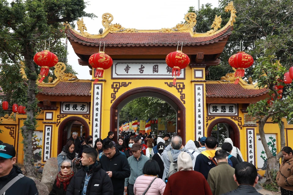 Dès le premier jour de l’Année lunaire du Serpent 2025, la pagode Tran Quoc, dans l'arrondissement de Tay Ho, est bondée. Photo : VNA