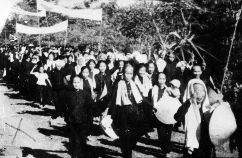 Le mouvement Dong Khoi éclata le 17 janvier 1960 sous la direction du Parti et du Comité du Parti de la province de Ben Tre, mobilisant des millions de patriotes. Ce soulèvement avait pour objectif de lutter contre le régime de l'armée américaine et de renforcer la résistance contre l'occupation étrangère. Au sein de ce mouvement, l'“Armée aux cheveux longs” fut formée, composée principalement de femmes. Ces courageuses combattantes étaient un symbole de la détermination et de l'engagement du peuple vietnamien dans son ensemble contre l'ennemi. Photo: VNA