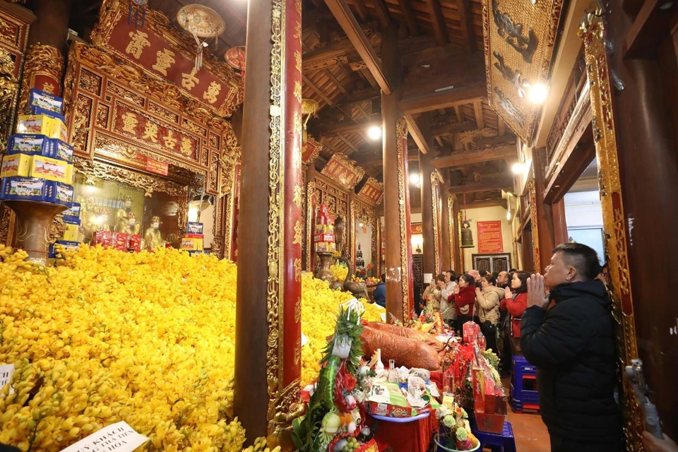 Au cœur de la ville de Lang Son, dans le quartier de Vinh Trai, se dresse le vénérable temple de Ky Cung. Chaque année, lors de la Fête des temples Ky Cung – Ta Phu, ce site attire des habitants locaux et des visiteurs pour rendre hommage à ses héros et célébrer les traditions ancestrales. Selon les documents historiques, le temple de Ky Cung a été érigé sous la dynastie des Le postérieurs. À l'origine, il s'agissait d'un modeste sanctuaire dédié à la divinité Giao Long, le dieu de la rivière Ky Cung. Au fil des siècles, le temple a évolué et s'est transformé en un lieu de culte en l'honneur de Tuan Tranh, un mandarin envoyé par la cour impériale pour assurer la garde de la frontière à Lang Son. Photo: VNA