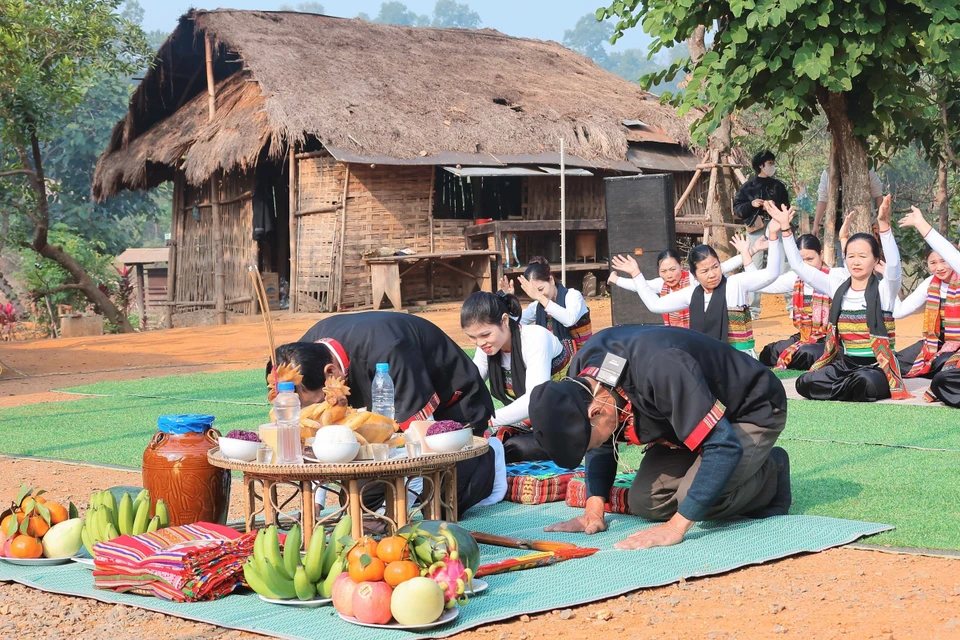 La fête du nouveau riz est un événement cultuel majeur pour les Thai, marqué par d'abondantes offrandes, dont le célèbre vin de riz fermenté, le "cần", partagé avec générosité lors des festivités. Photo: VNA