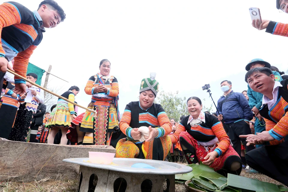 Le concours de préparation de "bánh dày" est un moment de partage et de convivialité lors des festivités du Nouvel An de l'ethnie Mong. Photo: VNA