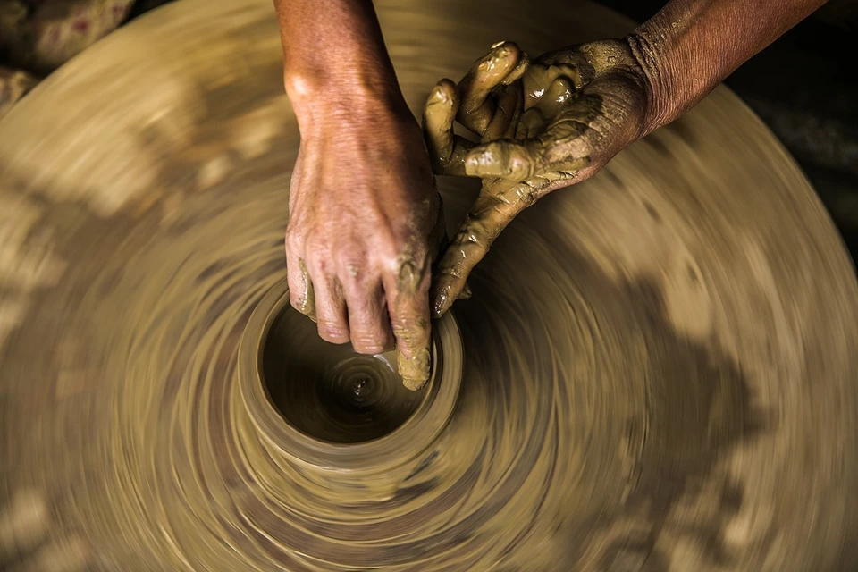 La complexité du moulage et du façonnage des produits en céramique de Bat Trang requiert le savoir-faire unique d'artisans aux mains expertes. Photo : VNA