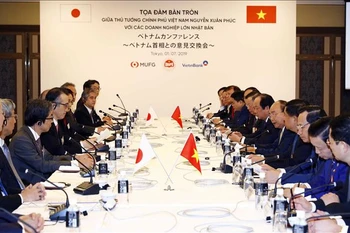 Le PM Nguyen Xuan Phuc rencontre les dirigeants de grandes entreprises japonaises