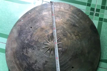 Le plateau d’un ancien tambour de bronze retrouvé à Dong Thap