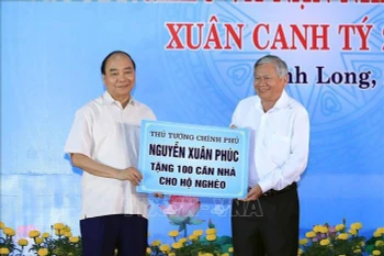 Le Premier ministre Nguyen Xuan Phuc assiste au programme "Têt de retrouvaille" à Vinh Long