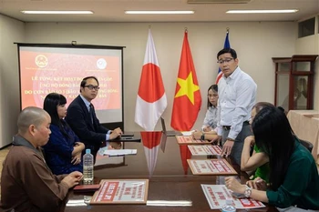 Le président de l'Association des Vietnamiens de Saitama, Pham Dinh Thuong, souligne qu'il continuerait à aider les sinistrés à surmonter les conséquences du typhon Yagi. Photo: VNA