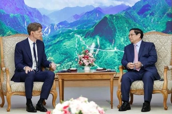 Le Premier ministre Pham Minh Chinh (droite) et Robert Maersk Uggla, président du groupe danois A.P.Moller Holding (APM Holding) et président de Maersk, membre d'APM Holding. Photo: VNA