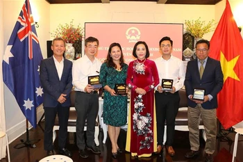 La vice-présidente de l’Assemblée nationale, Nguyen Thi Thanh et des représentants de la communauté vietnamienne d'Australie. Photo: VNA