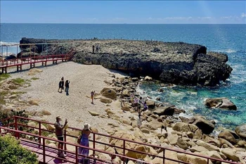 Des touristes explorent l'ancien récif corallien de Hang Rai situé dans la réserve mondiale de la biosphère de Nui Chua, district de Ninh Hai, province de Ninh Thuan. Photo: VNA