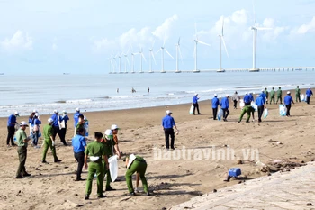 Une campagne de ramassage de déchets à la plage à Tra Vinh. Photo: baotravinh.vn