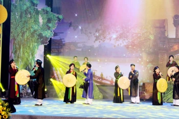 Artistes du district de Viet Yen lors du Festival 204. Photo: baodantoc.vn