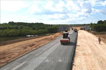 Construction d'une route à Quang Tri. Photo: VNA