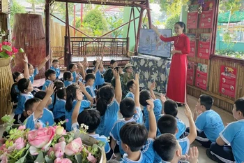 Un cours sur le Président Hô Chi Minh à l'école primaire Phu Hoa 3. Photo: Thiên Ly