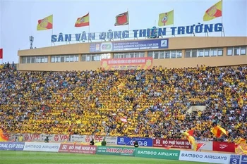 Reuters met en avant la reprise de la ligue de football du Vietnam avec un stade bondé