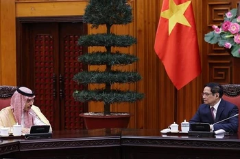 Le PM Pham Minh Chinh reçoit le ministre des AE de l'Arabie saoudite 