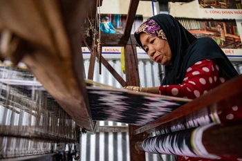 À la découverte du tissage de brocart des Cham à An Giang