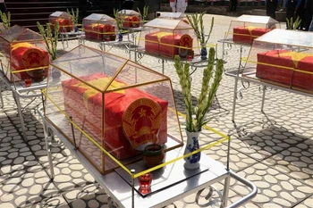 Long An : inhumation des restes de soldats tombés au Cambodge