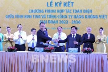 Vietnam Airlines et Kon Tum coopèrent pour promouvoir l'investissement et le tourisme