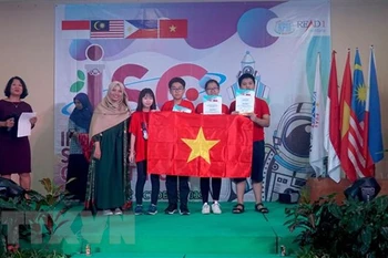 Des élèves de Hanoï primés au concours scientifique ISC 2019 en Indonésie