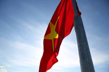 Cérémonie de lever du drapeau national au sommet de Thoi Loi sur l'île de Ly Son 