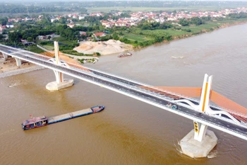 Pont moderne reliant les provinces de Vinh Phuc et Phu Tho