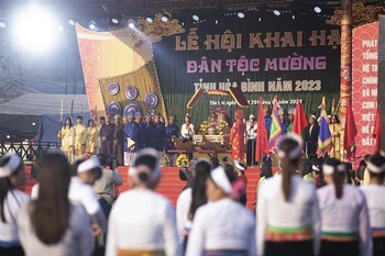 Hoa Binh: les Muong célèbrent la fête "Khai ha"