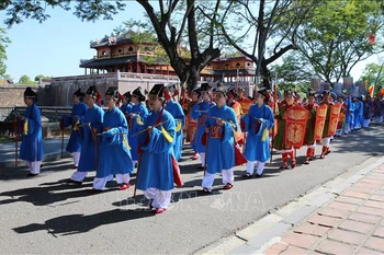 Procession de la tablette commémorative du roi Hàm Nghi à la citadelle de Tân So