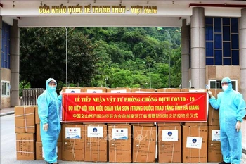 Ha Giang reçoit des dons médicaux de la province chinois de Yunnan