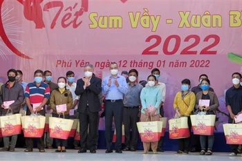 Phu Yen : remise de cadeaux à des travailleurs en difficulté