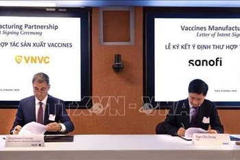 Cérémonie de signature d'une lettre d'intention entre VNVC et Sanofi sur le partenariat dans la fabrication de vaccins. Photo: VNA