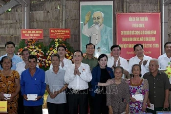 Le président de l'Assemblée nationale, Tran Thanh Man, offre des cadeaux à des familles bénéficiaires de politiques sociales et des personnes ayant rendu des services méritoires à la Révolution. Photo: VNA