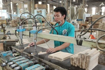 Bac Kan: construction d'une grande usine de bois