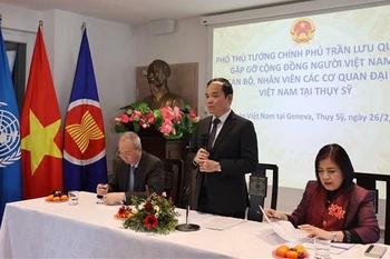 Le vice-Premier ministre Tran Luu Quang rencontre des Vietnamiens en Suisse