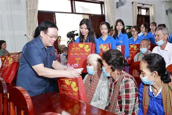 Le président de l’Assemblée nationale remet des cadeaux du Têt à des pauvres d'An Giang