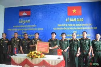 Le Vietnam remet des équipements de laboratoire pétrochimique à l'armée cambodgienne