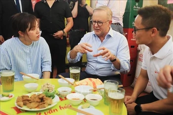 Le Premier ministre australien boit de la bière et déguste le «bánh mì» 