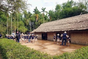 Des dizaines de milliers de touristes se rendent au village natal du Président Ho Chi Minh