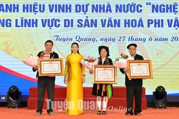 Tuyên Quang : remise du titre d'Artisan émérite en arts folkloriques